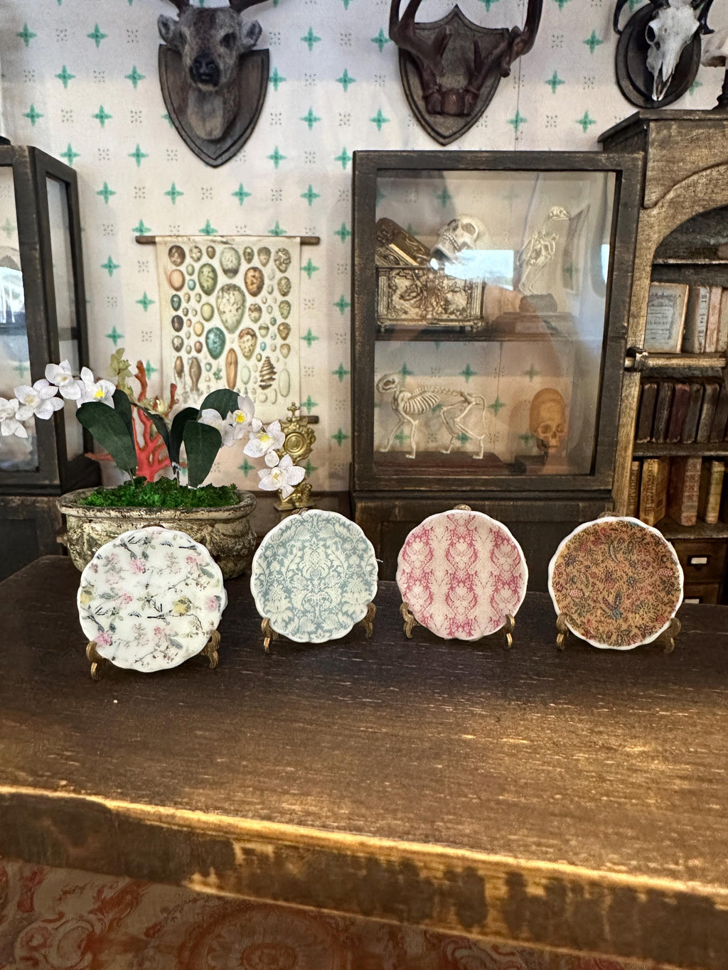Ceramic Dollhouse 1:12 Scale Plates – Vintage Floral & Patterned Miniatures
