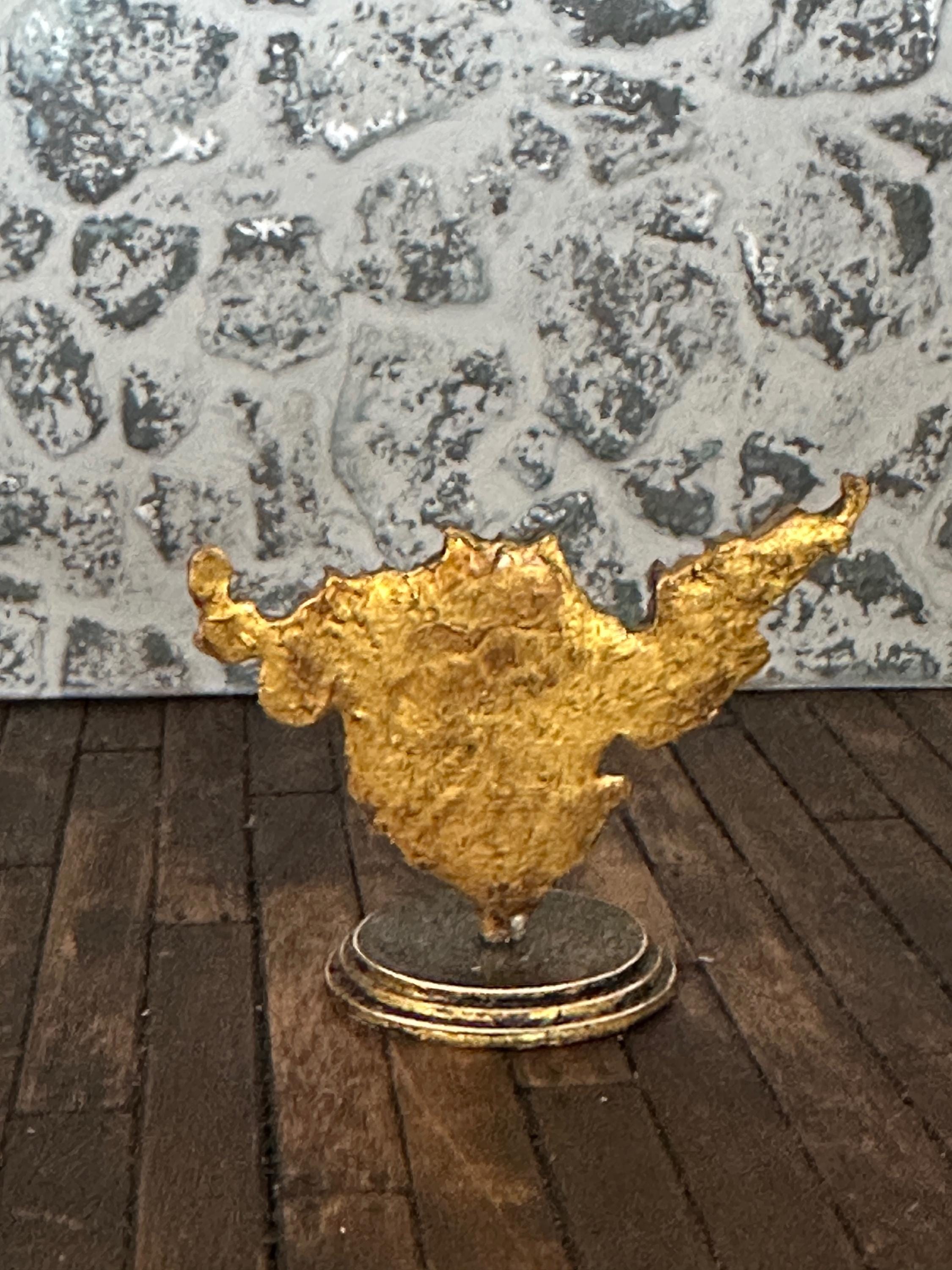 Handmade Miniature Bird Skull Statue – Aged Gilded Gothic Ornament (1:12 Scale)