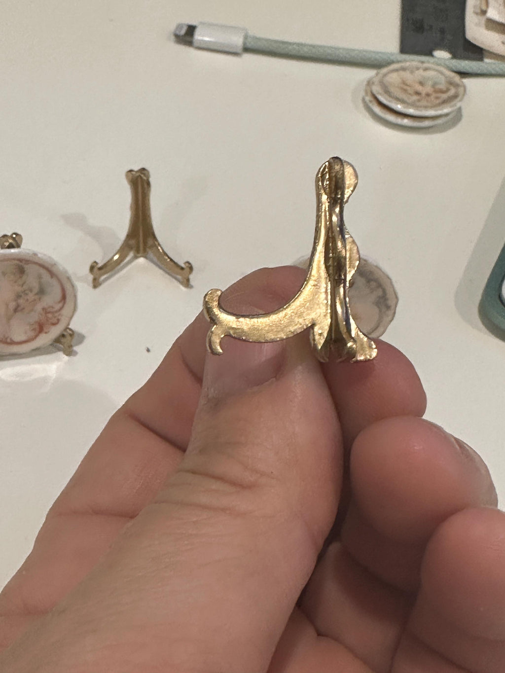 Ceramic Dollhouse 1:12 Scale Plate Stands – Gold, White, Silver & Black Finishes