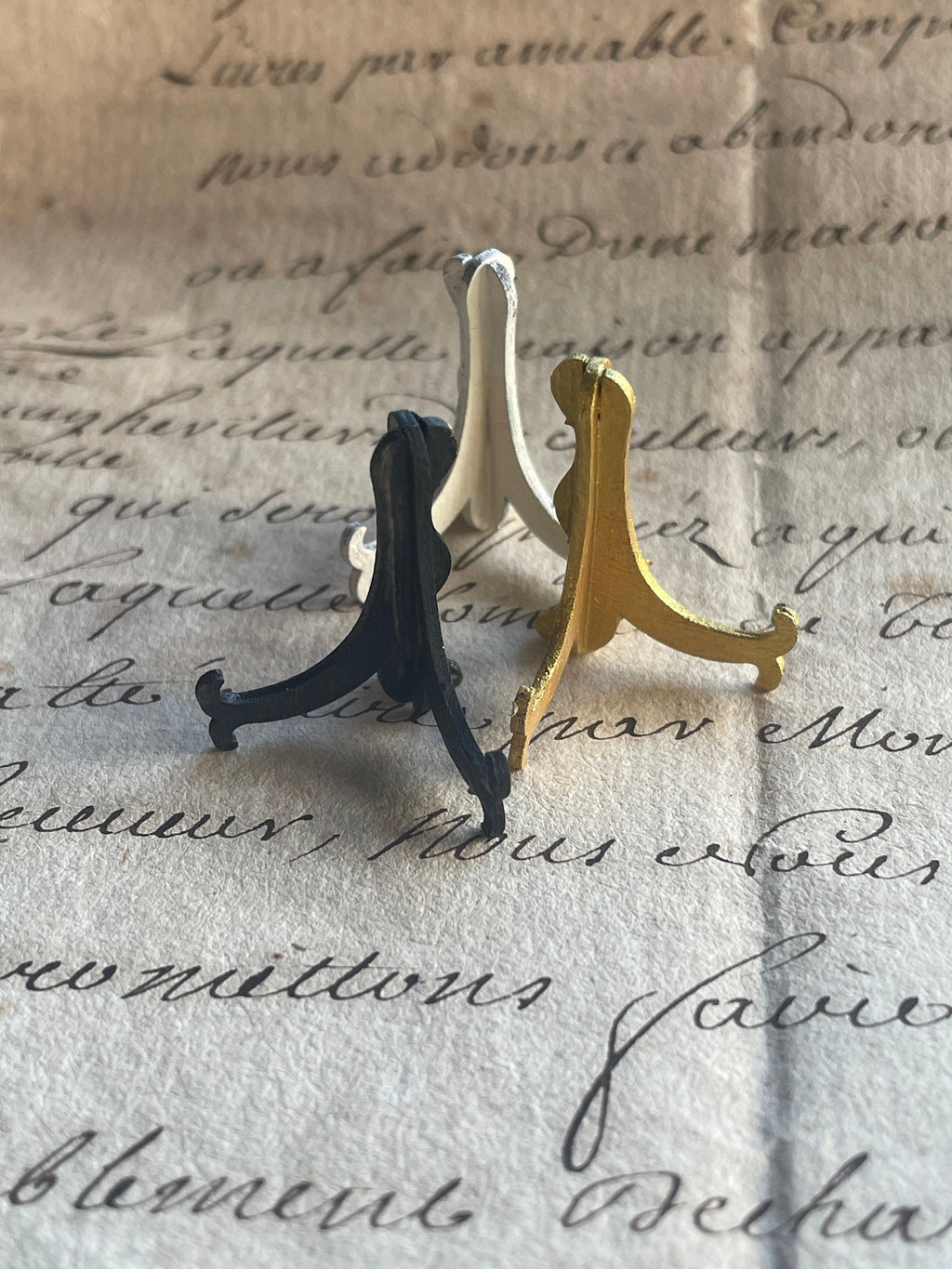 Ceramic Dollhouse 1:12 Scale Plates – 18th Century Blue & Red Willow Pattern