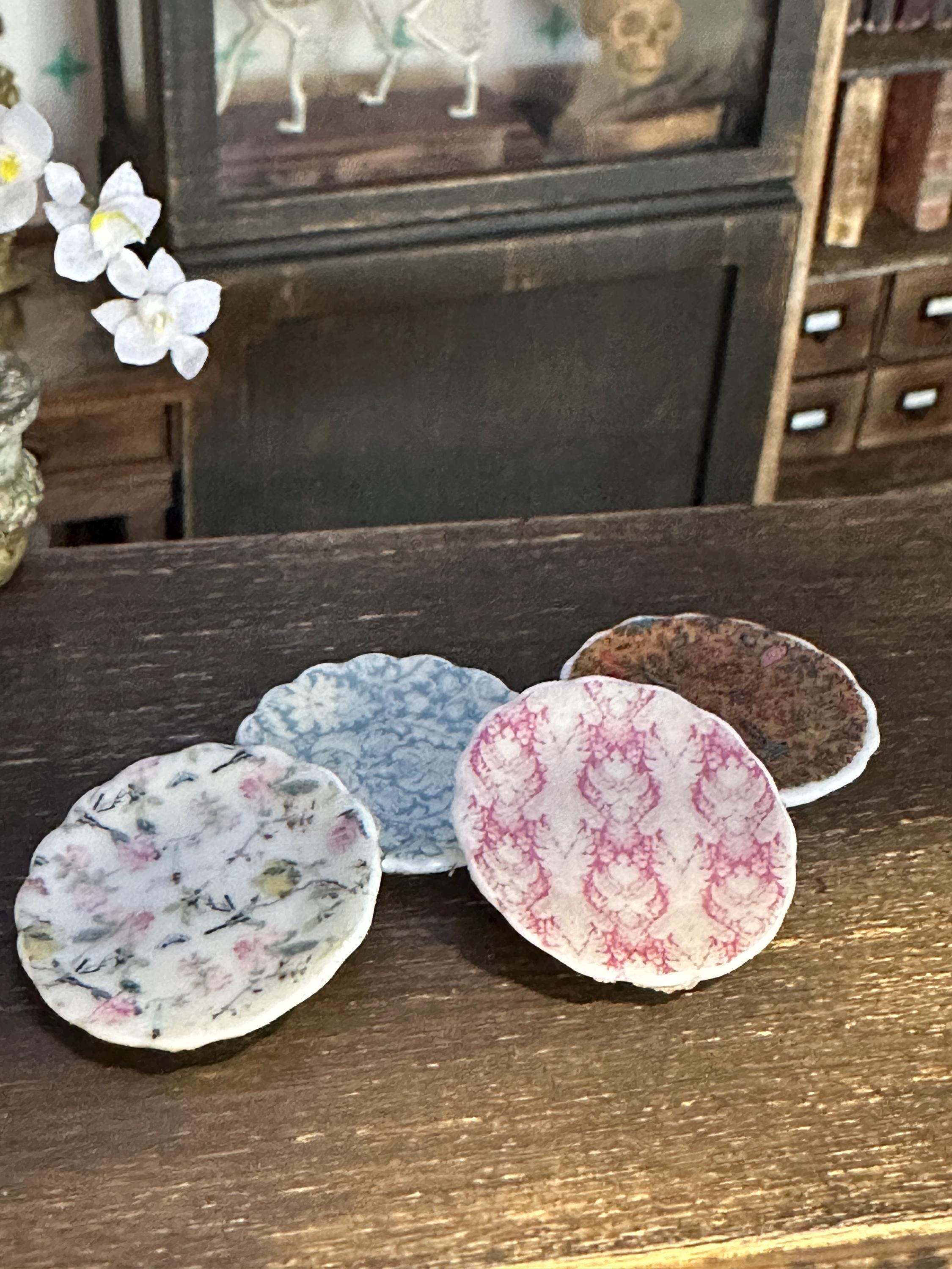 Ceramic Dollhouse 1:12 Scale Plates – Vintage Floral & Patterned Miniatures