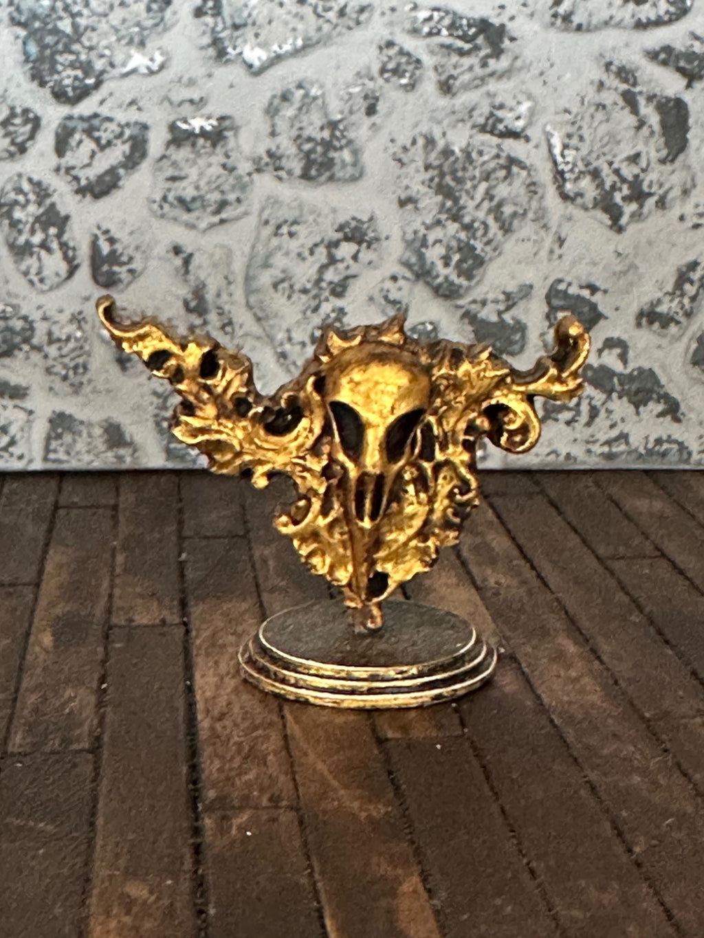 Handmade Miniature Bird Skull Statue – Aged Gilded Gothic Ornament (1:12 Scale)